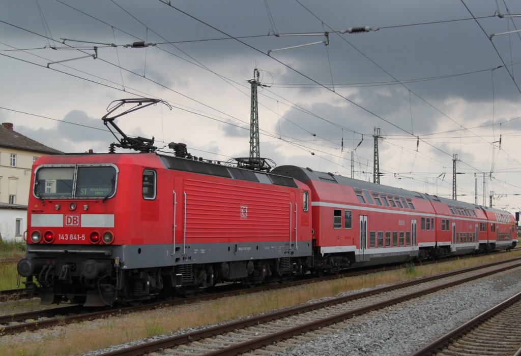 143 841-5 mit S1 von Rostock Hbf nach Warnemnde abgestellt im Rostocker Hbf.(Anzeige steht noch Rostock Hbf)fuhr nach 20 Minuten Pause wieder zurck.14.07.2012