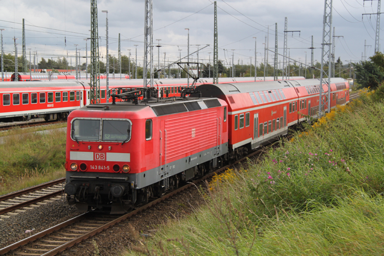 143 841-5 mit S2 von Gstrow nach Warnemnde bei der Einfahrt im Rostocker Hbf.30.08.2011