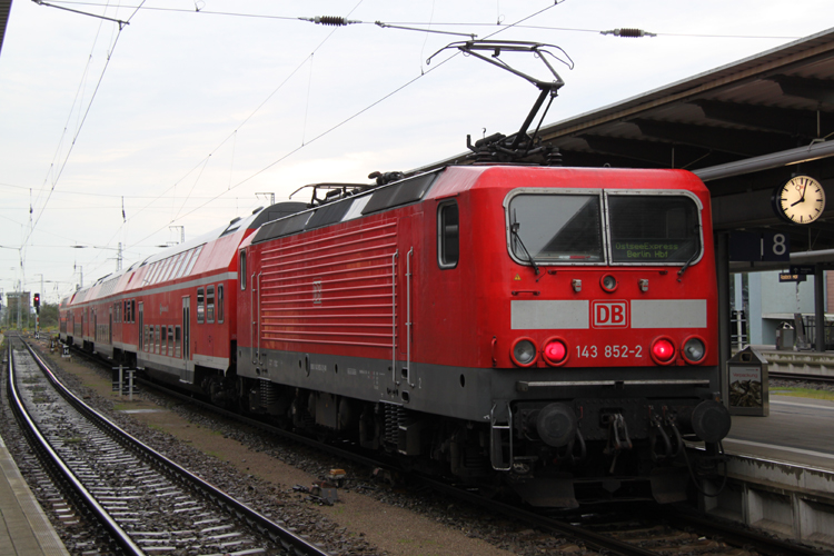 143 852-2 mit Ostsee-Express,RE 93657 von Rostock Hbf nach Berlin Hbf(tief)laut aussage vom Tf ist der Planzug am Vortag ausgefallen wegen Vandalismus.17.09.2011