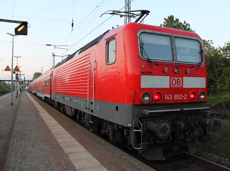 143 852-2 mit S1 von Warnemnde nach Rostock Hbf kurz nach der Ankunft im Bahnhof Rostock-Bramow.(06.05.2011)