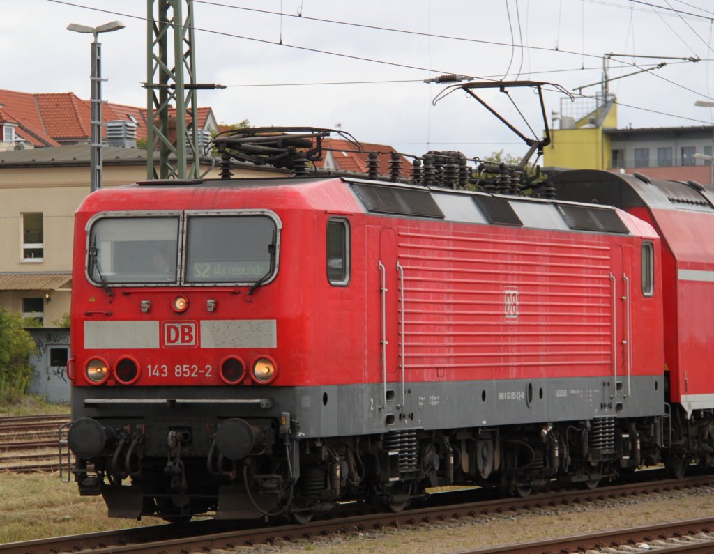 143 852-2 mit S2 von Gstrow nach Warnemnde bei der Einfahrt im Rostocker Hbf.10.08.2012