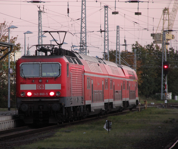 143 860-5 mit S1 von Rostock Hbf nach Warnemnde bei der Einfahrt im Bahnhof Warnemnde.16.10.2011