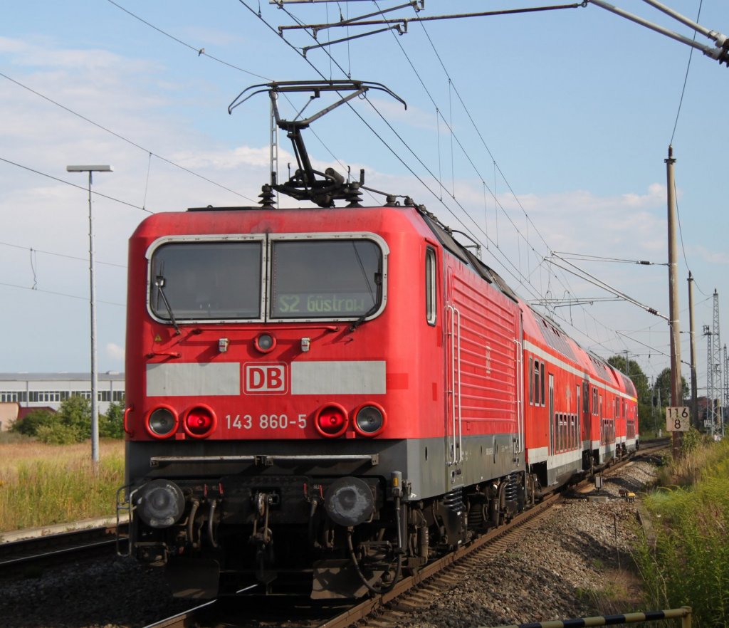 143 860-5 mit S2 von Warnemnde nach Gstrow bei der Ausfahrt im Haltepunkt Rostock-Bramow.04.08.2012
