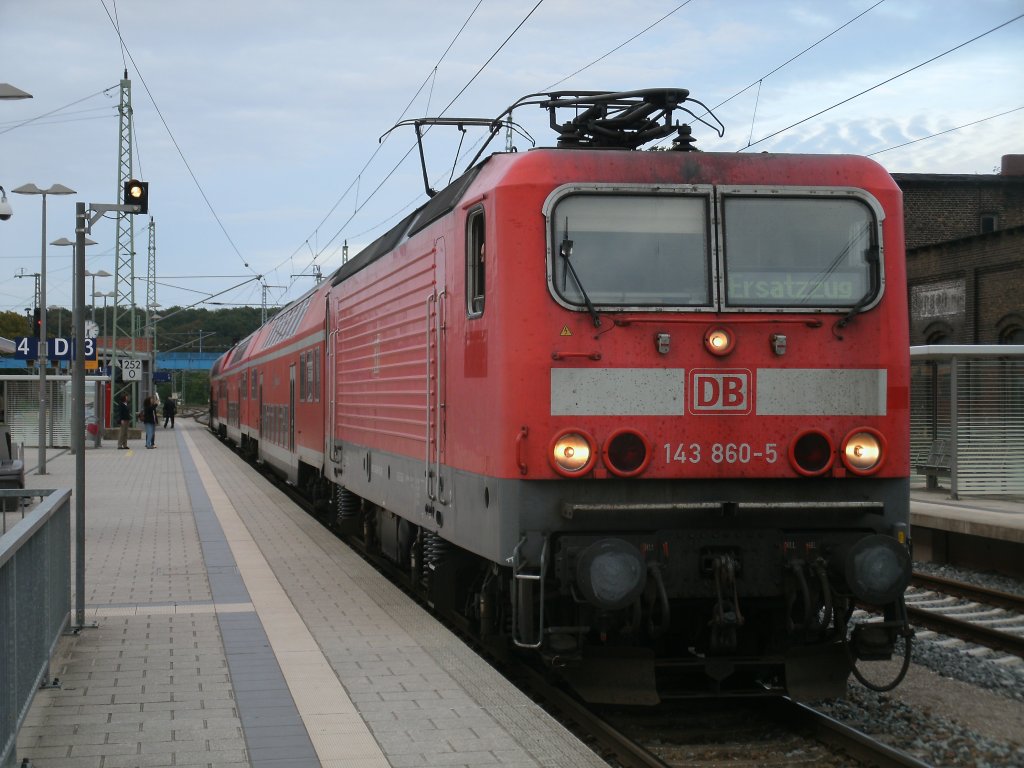 143 860 fuhr,am 19.September 2011,den RE 13032 Binz-Stralsund.Hier beim Halt in Bergen/Rgen.