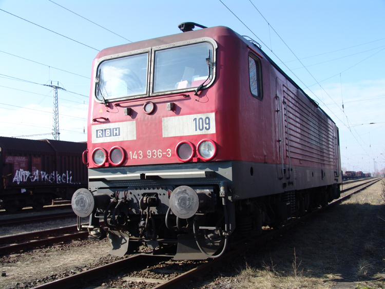 143 936-3(RBH 109)wartet im Bahnhof auf den nchsten Einsatz Richtung Stendell.(26.02.2011)