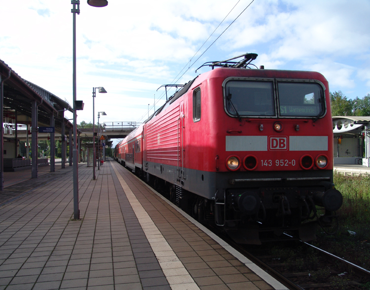 143 952-0 mit S1 von Rostock Hbf Richtung Warnemnde kurz nach der Ankunft im Hp Rostock-Ltten Klein.(18.09.10)