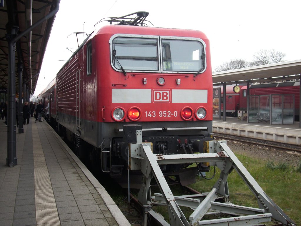 143 952 am 05.Dezember 2010 nach der Ankunft aus Rostock Hbf in Warnemnde.