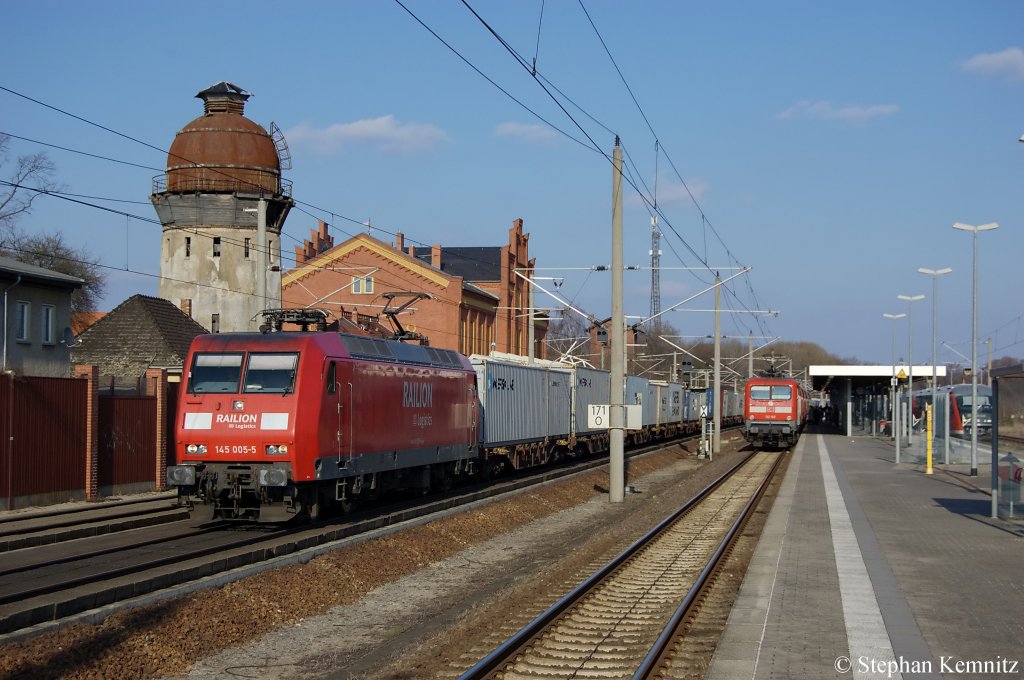 145 005-5 mit Containerzug in Rathenow in Richtung Stendal unterwegs. Im Bahnhof steht die 112 183 mit dem RE2 (RE 37385) nach Knigs Wusterhausen und das RB13 Weekend-Dotra (RB 17966) nach Stendal. 27.03.2011