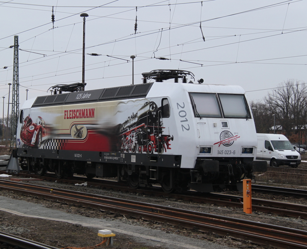 145 023-6 wartet am 04.04.2013 im Bahnhof Stendal auf neue Aufgaben.