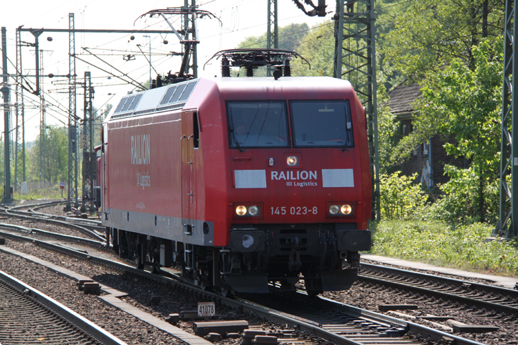 145 023-8 bei der Durchfahrt im Bahnhof Hamburg-Harburg.(05.05.2011)