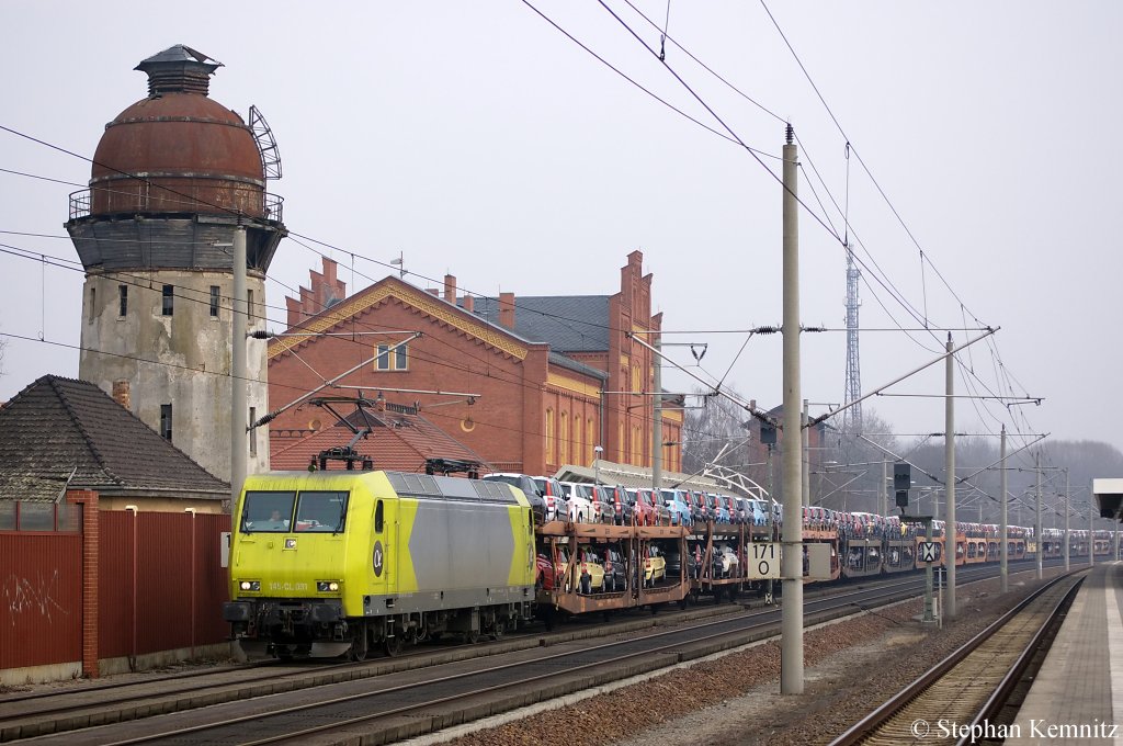 145-CL 031 (145 931-2) Alpha Trains in Dienst fr Crossrail mit dem Fiat Autotransportzug in Rathenow in Richtung Stendal unterwegs. 15.03.2011