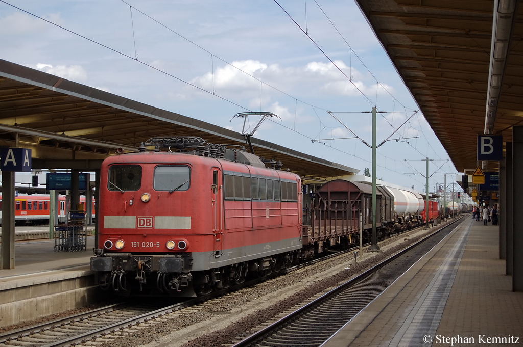 151 020-5 mit gemischtem Gterzug in Braunschweig. 09.07.2011