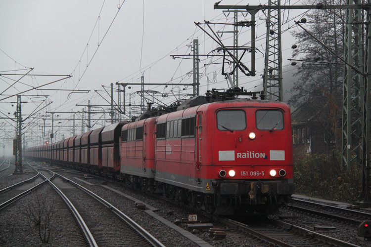 151 096-5 bei der Durchfahrt in Hamburg-Harburg.20.11.2011