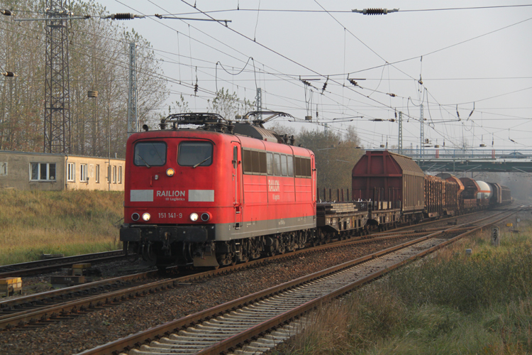 151 141-9 mit Gterzug aus Seddin/Berlin bei der Einfahrt im Bahnhof Rostock-Dierkow.08.11.2011