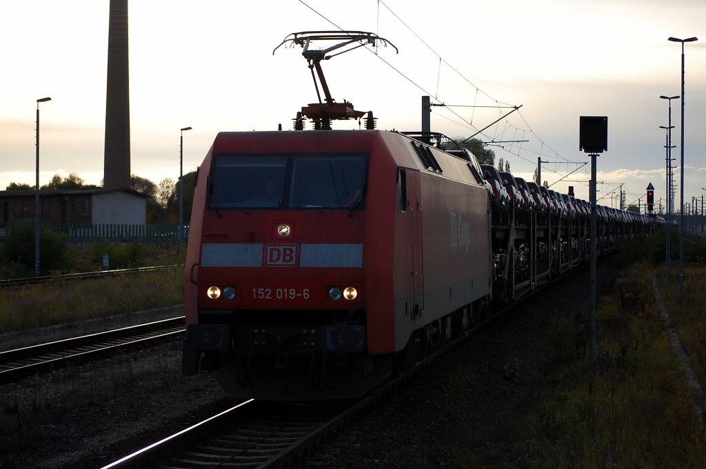 152 019-6 mit dem Toyota-Autozug in Rathenow in Richtung Wustermark. 26.10.2010