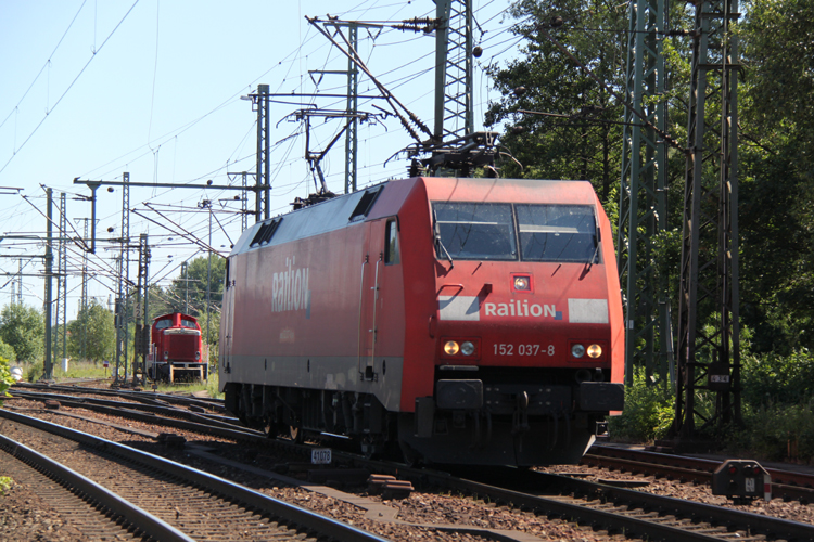 152 037-8 von Railion bei der Durchfahrt im Bahnhof Hamburg-Harburg(04.06.2011)