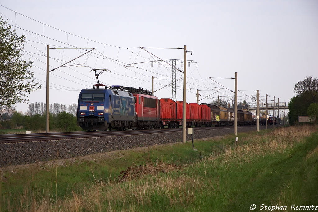 152 136-8  Albatros-Express  DB Schenker Rail Deutschland AG mit der Wagenlok 155 068-0 und einem gemischtem Gterzug in Vietznitz und fuhr in Richtung Friesack weiter. 05.05.2013 