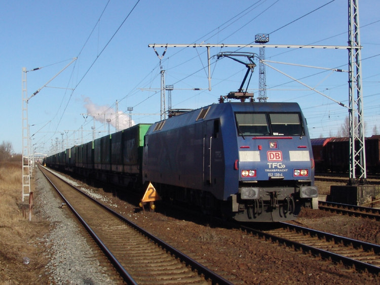 152 138-4 mit 42147 von WRS Richtung Mnchen Nord(MN) bei der Ausfahrt im Seehafen Rostock.(06.03.2011)
