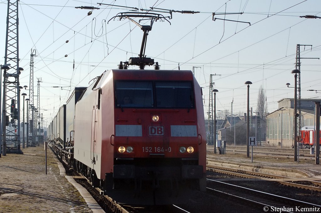 152 164-0 mit dem LKW-Walter Zug in Stendal und ist in Richtung Magdeburg unterwegs. 01.03.2011