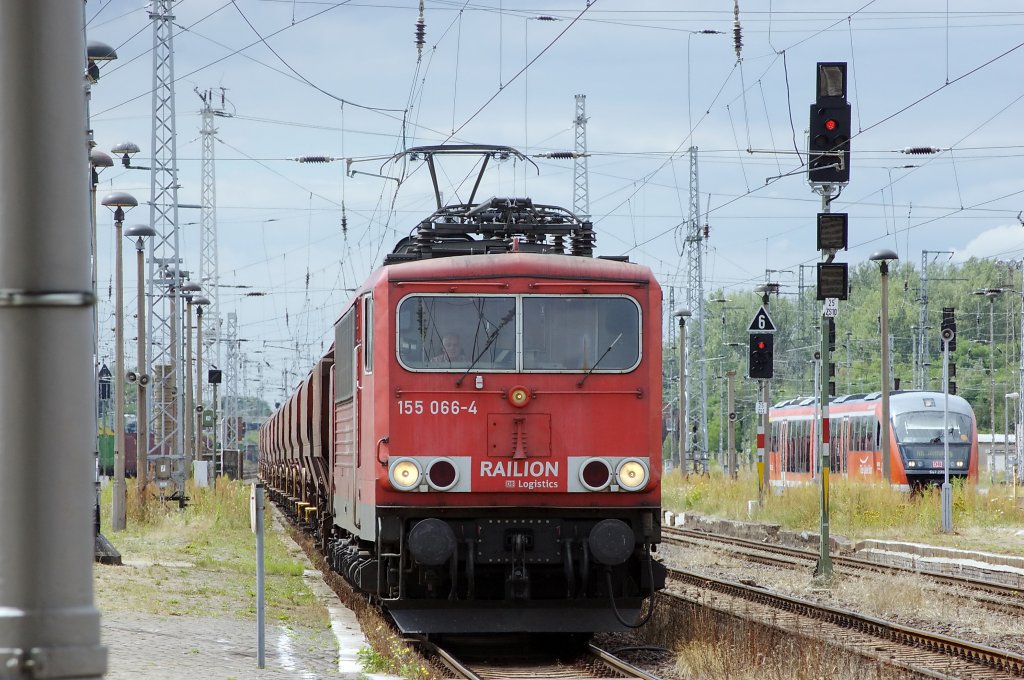 155 066-4 mit einem Schotterzug in Stendal in Richtung Magdeburg. 30.07.2010
