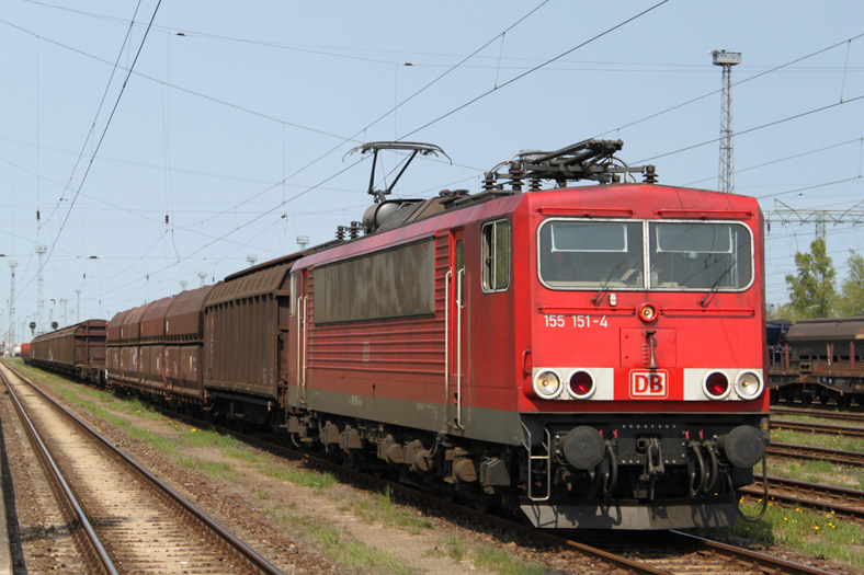 155 151-4 hat am 29.04.2011 mit Schadwagen Ausfahrt Richtung Eberswalde bekommen.Aufnahme Ort Rostock-Seehafen