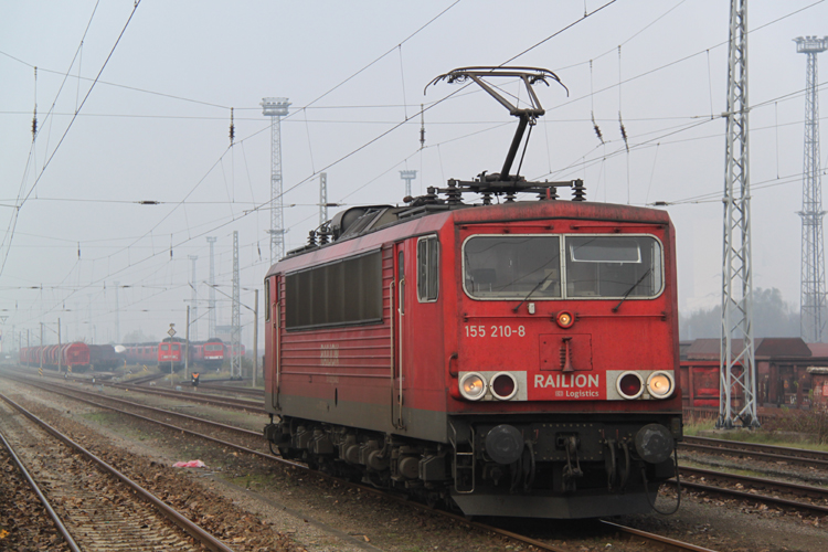 155 210-8 fuhr am 09.11.2011 zum feierabend ins Kombiwerk Rostock-Seehafen,hier bei der Durchfahrt in Rostock-Toitenwinkel.