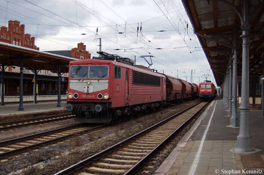 155 214-0 mit dem Kalizug aus Zielitz in Stendal und fhrt in Richtung Wittenberge weiter. Am Gleis 4 steht zur abfahrt bereit die 112 169 mit dem RE20 (RE 17717) von Uelzen nach Halle(Saale) Hbf. 06.09.2011