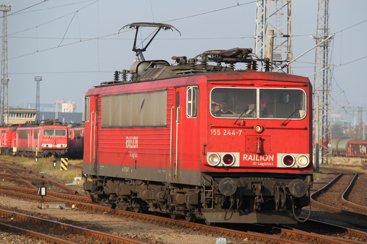155 244-7 musste ausrcken und ein Gterzug ab Rostock-Hinrichsdorfer Str.bespannen.Rostock-Toitenwinkel am 11.11.2011