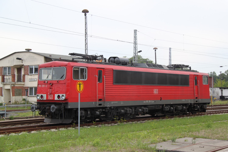 155 251-2 wartet auf den nchsten Einsatz im Bahnhof Wismar.(28.07.2011)