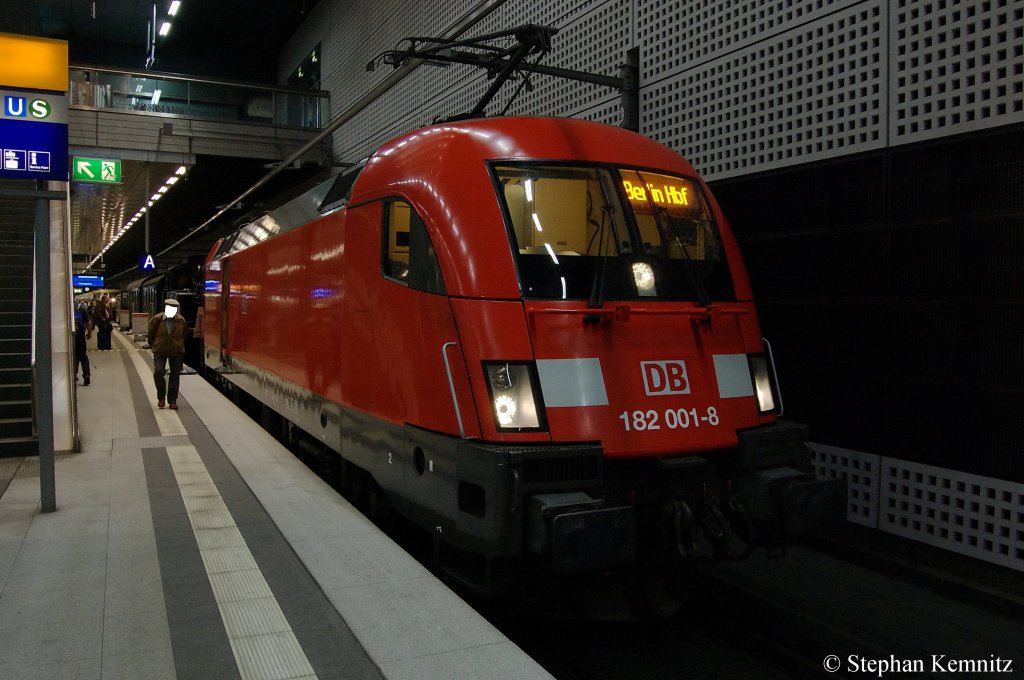 182 001-8 mit Nahverkehrspaket steht ebenfalls auf Gleis 8. Sie hat am Haken die 74 1230 Stadtbahnlok, zwei Personenwagen und die VT 95 9396 von den Berliner Eisenbahnfreunden. 21.05.2011