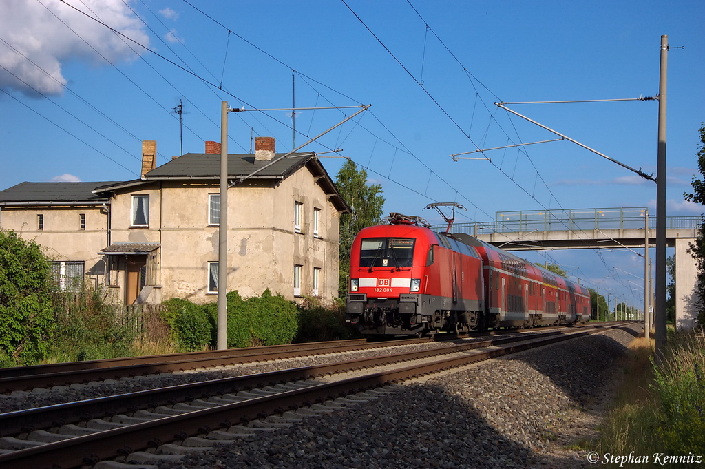 182 004 mit dem RE2 (RE 37416) von Cottbus nach Wittenberge in Vietznitz. 22.06.2012