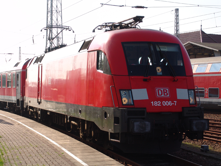 182 006-7 mit RE 38591 von Warnemnde Richtung Berlin Hbf(tief)abgestellt im Bahnhof Warnemnde.(09.10.10) 
