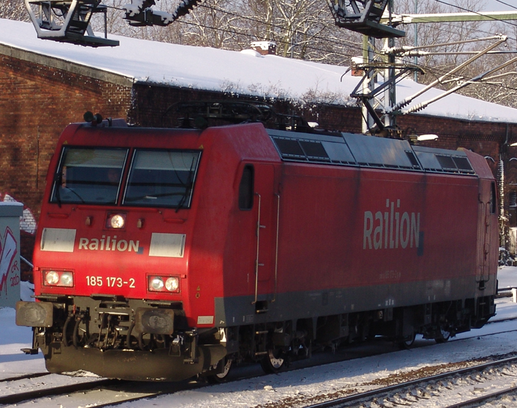 185 173-2 musste auch am 18.12.10 vor einem Hp0 Signal im Bahnhof Hamburg-Harburg halten.Gru an den Tf.