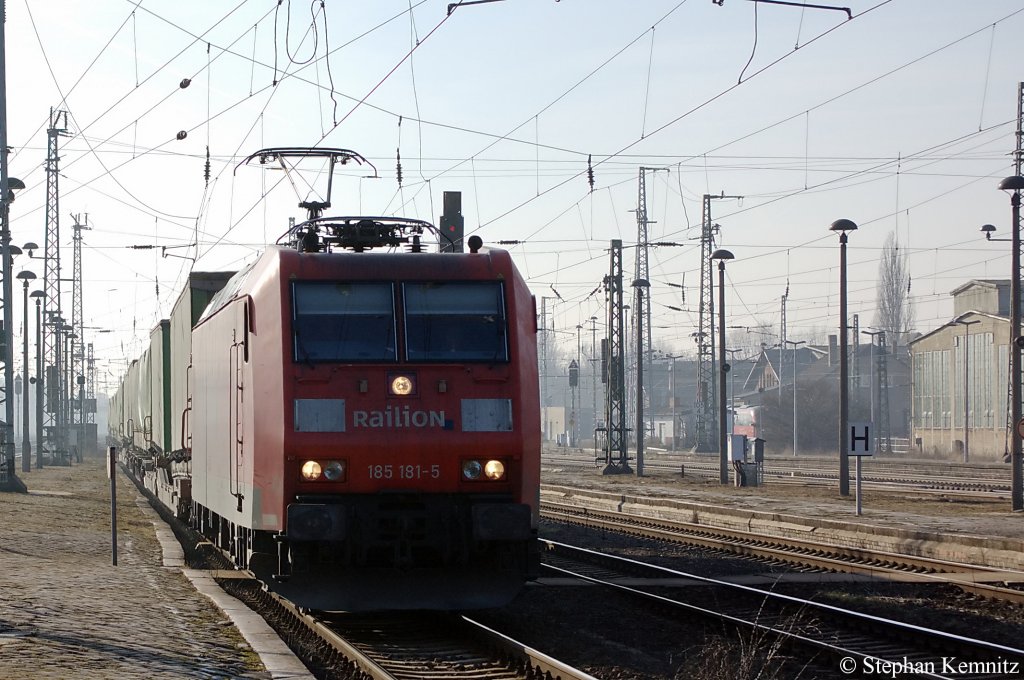 185 181-5 mit einem Gterzug in Stendal und ist Richtung Magdeburg unterwegs. 04.03.2011