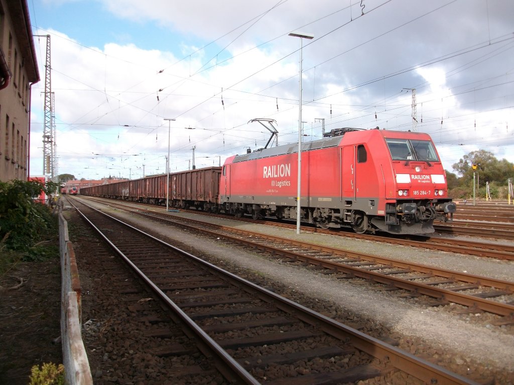 185 284 mit einem Schadwagenzug am 14.Oktober 2010 in Stralsund.