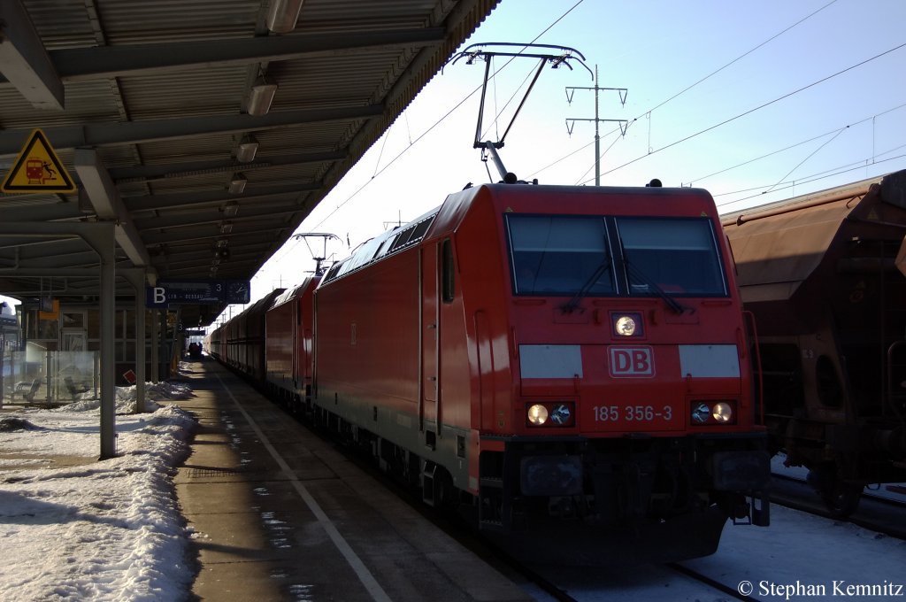 185 356-3 und 185 391-0 mit einem Falns Gterzug von Hamburg nach Eisenhttenstadt in Berlin Schnefeld Flughafen. 05.01.2011