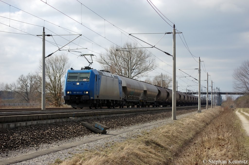 185 523-8 Arcelor-Mittal mit Steinkohlenstaub Kesselzug zwischen Growudicke und Rathenow in Richtung Rathenow unterwegs. 28.03.2011