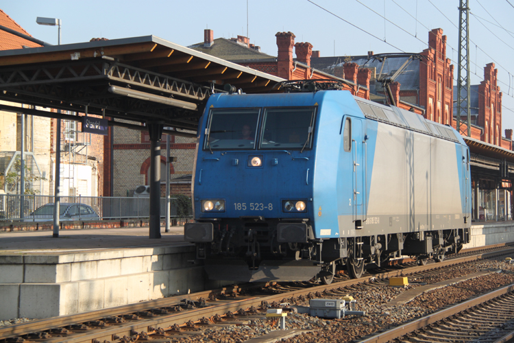 185 523-8 bei der Durchfahrt im Bahnhof Stendal.12.11.2011