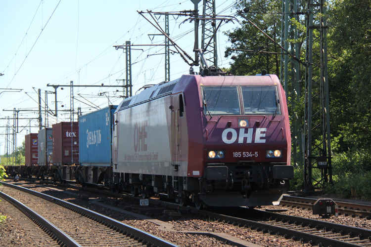 185 534-5 von OHE bei der Durchfahrt im Bahnhof Hamburg-Harburg.(04.06.2011)