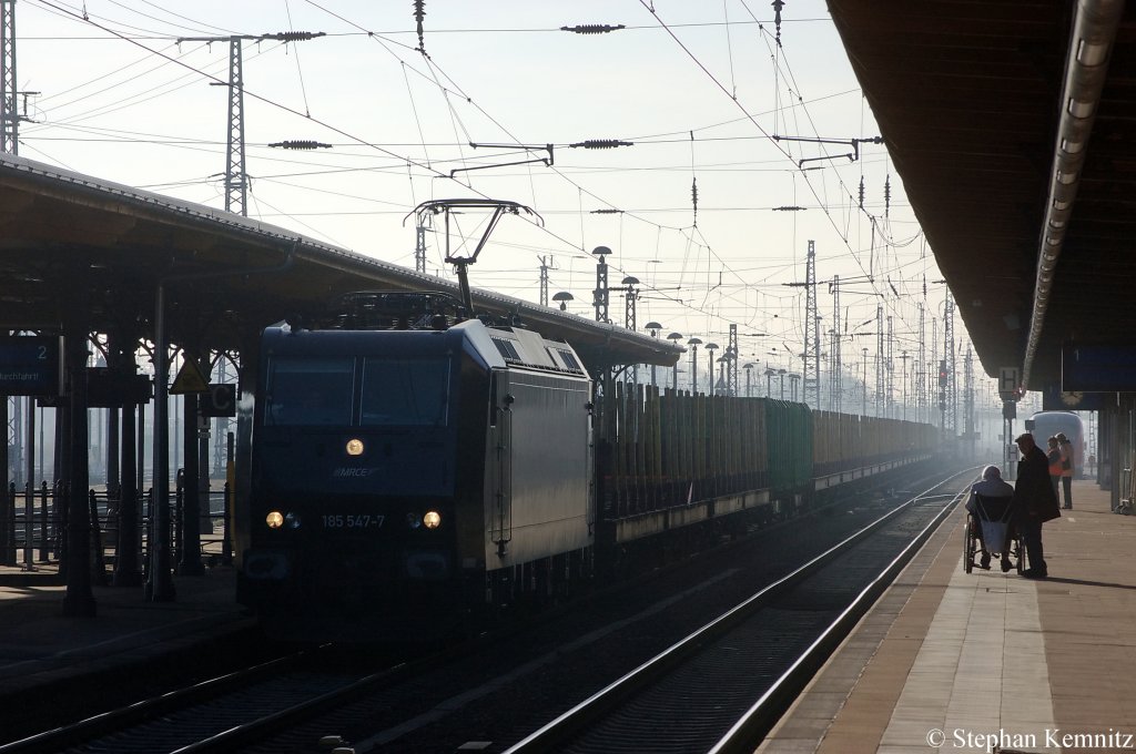 185 547-7 von der MRCE mit leeren Holzzug in Stendal in Richtung Rathenow unterwegs. 04.03.3011