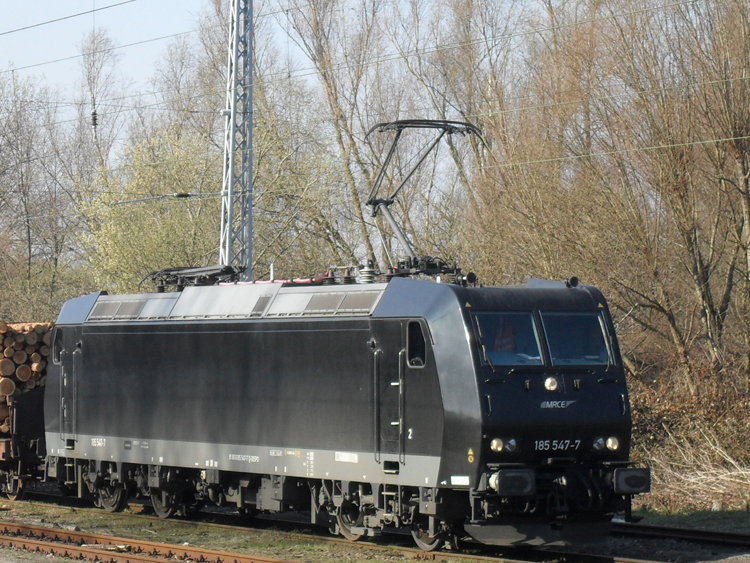 185 547-7 von MRCE steht mit ihrem Holzzug von Rostock-Bramow nach Stendal-Niedergrne im Bahnhof Rostock-Bramow und hat auf die Ausfahrt gewartet.(04.04.2011)