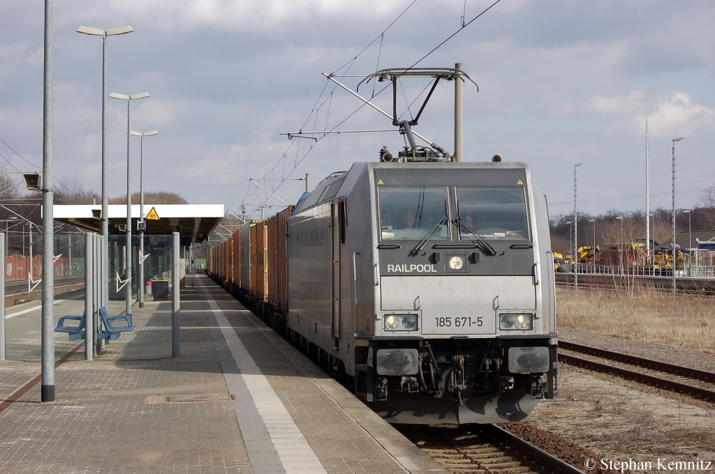 185 671-5 von der Railpool in Dienst fr die OHE mit einem Containerzug in Rathenow in Richtung Stendal unterwegs. 11.03.2011