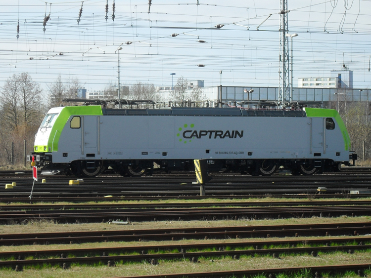 186 237-4 von Captrain steht im Rostocker Hbf abgestellt und wartet auf den nchsten Einsatz.(04.04.2011)