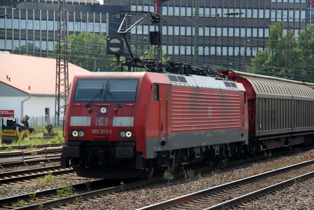 189 001-1 fuhr am 08.06.2013 mit einem gemischten Gterzug durch Dsseldorf-Rath.08.06.2013