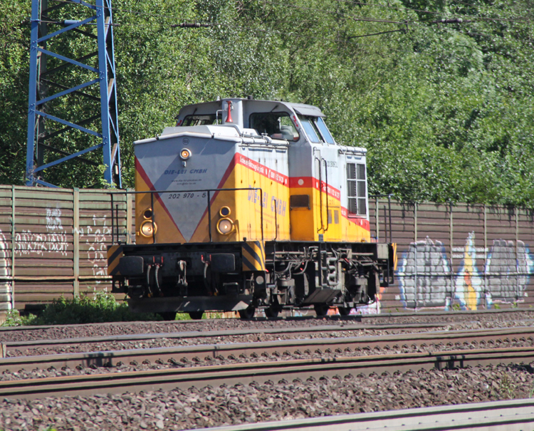 202 970-5 Bei der Durchfahrt im Bahnhof Hamburg-Harburg.(04.06.2011)