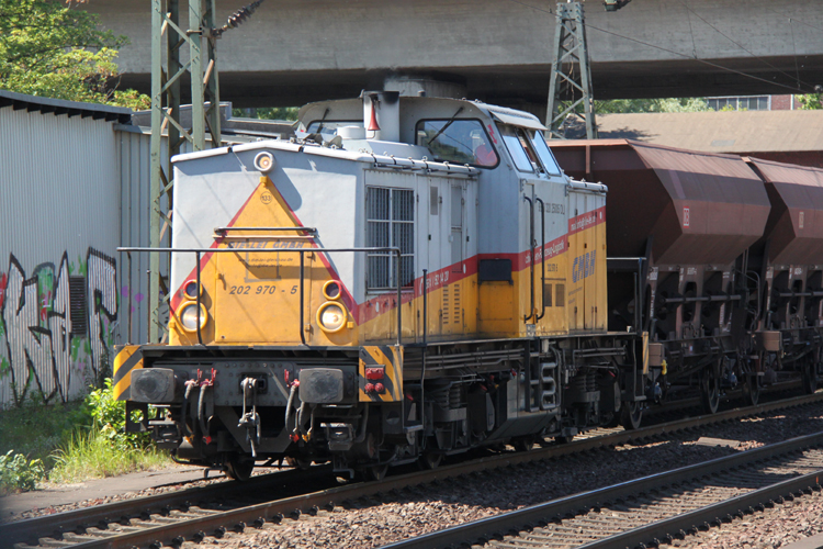 202 970-5 mit Schotterwagen bei der Durchfahrt im Bahnhof Hamburg-Harburg.(04.06.2011)