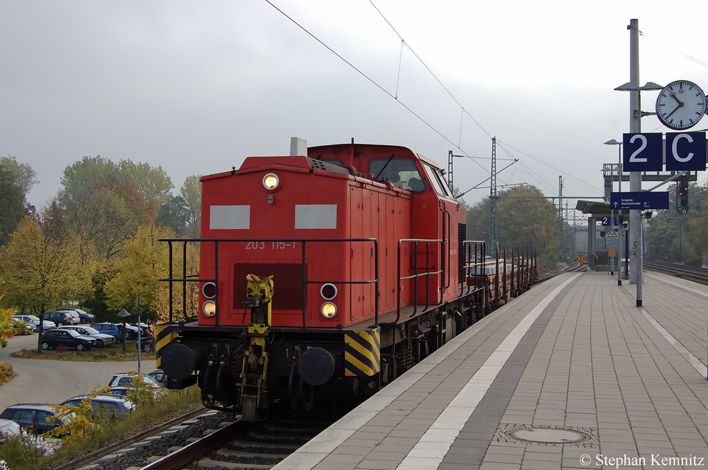 203 115-1 ex DR 112 450-2 der Eisenbahnbetriebsgesellschaft Mittelrhein GmbH EBM Cargo GmbH mit einem Flachwagen und neuen Betonschwellen in Hannover Linden/Fischerhof. 25.10.2011