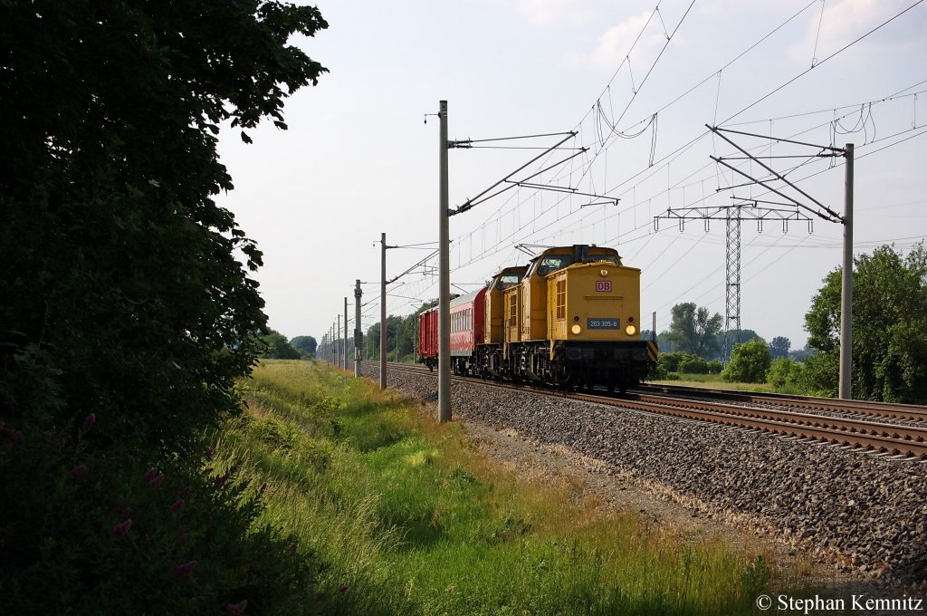 203 305-8 & 203 303-3 der DB Netz Instandhaltung mit Hilfszug in Vietznitz in Richtung Paulinenaue unterwegs. 15.06.2011