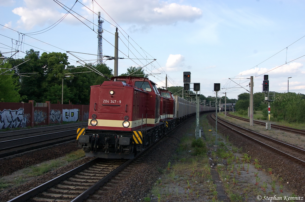 204 347-9 (202 347-1) & 204 311-5 (202 311-7) MTEG - Muldental Eisenbahnverkehrsgesellschaft mbH mit einem Hackschnitzelzug in Rathenow, in Richtung Stendal unterwegs. 28.05.2012 