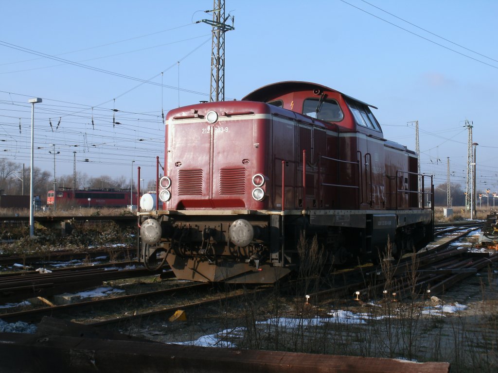212 093-9 von DB Fahrwegdienste GmbH,am 21.Dezember 2012,in Stralsund.